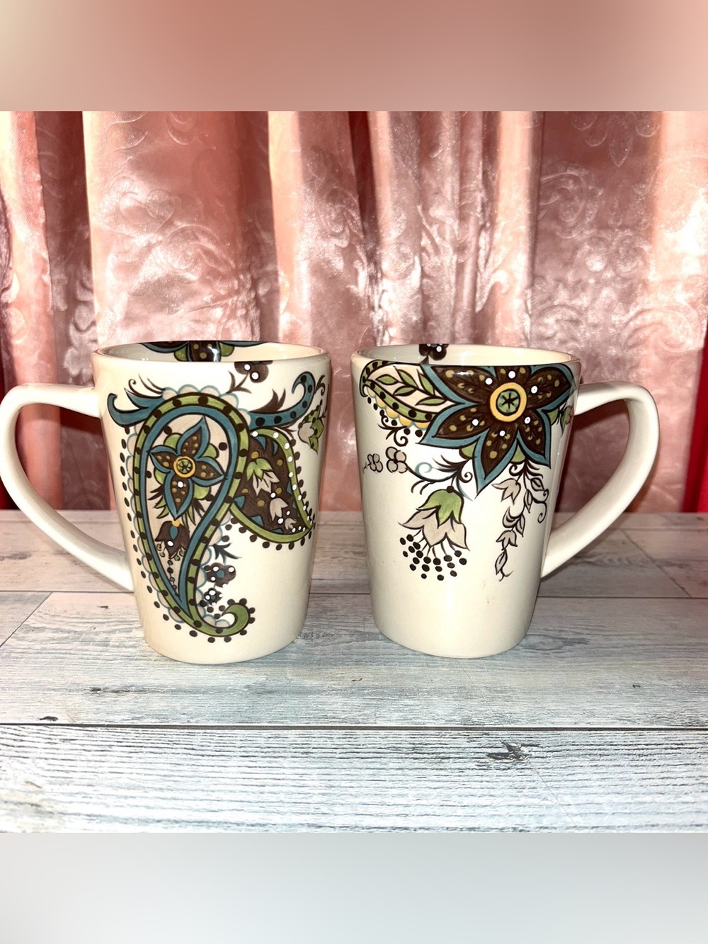 Pair of table top gallery “Angela” Paisley coffee mugs